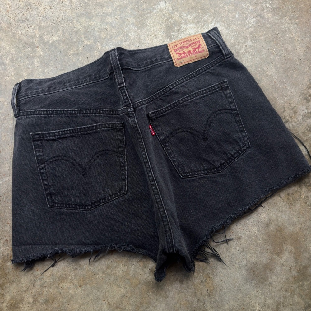 Vintage Y2K Levis 501 Cutoff Booty Shorts Black Denim W32 (c2)
